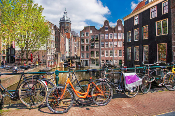 Amsterdam Stadt, ein Fahrrad steht auf einer Brücke in den